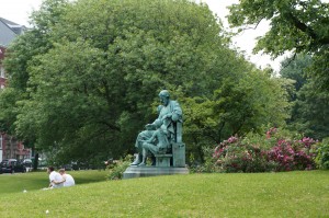 Eine Statue in einem Hamburger Park