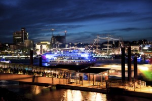 Hamburger Hafen mit Blick auf Landungsbrücken bei Nacht